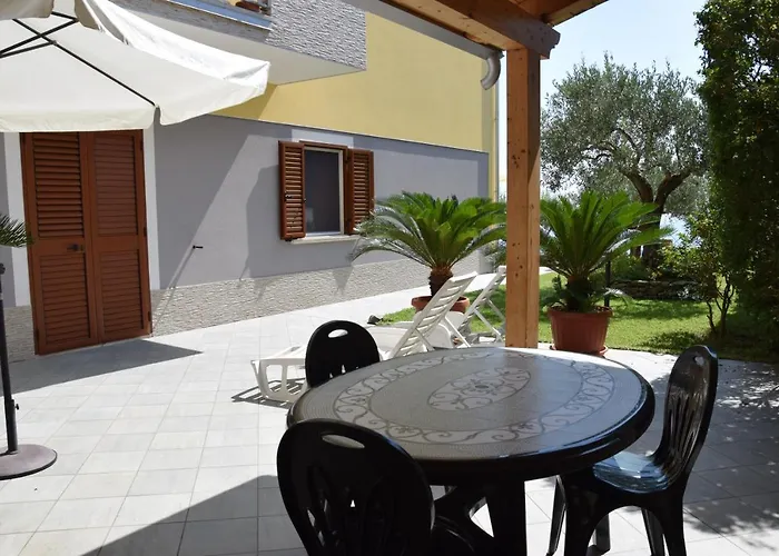 Alojamento de Acomodação e Pequeno-almoço Al Chiaro Di Luna 3*